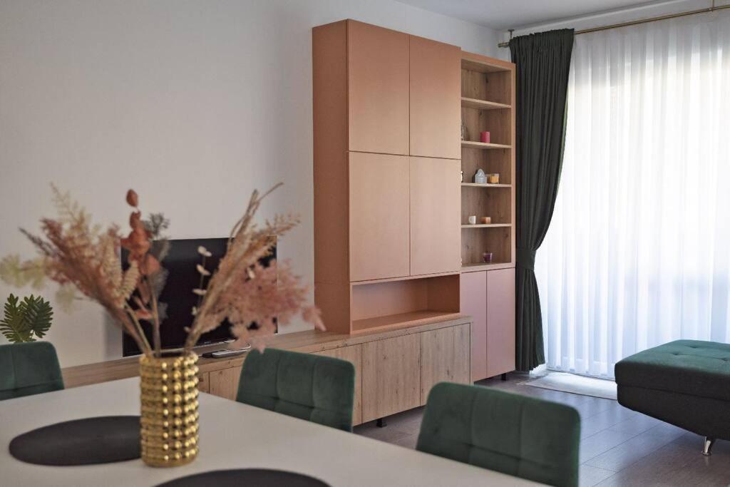 Eliza'S Apartment By Oasis Homes Oradea Exterior foto